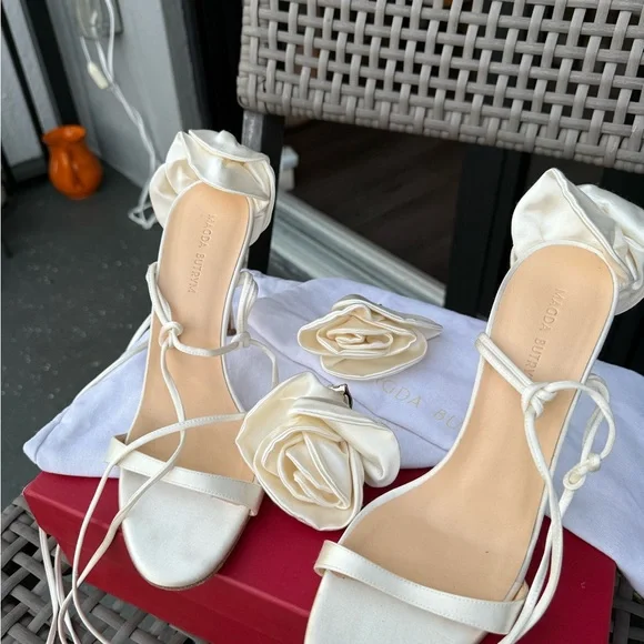 MAGDA BUTRYM
Off-White Double Flower Heeled Sandals - Picture 11 of 17